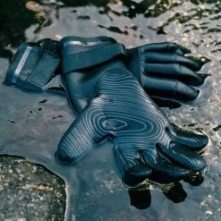 Mystic Roam 3mm Neoprene Gloves -Professional surf equipment store mystic roam gloves action
